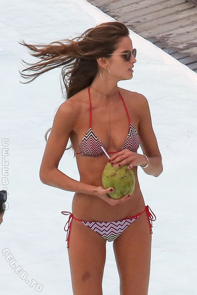 Izabel Goulart nude photo 16