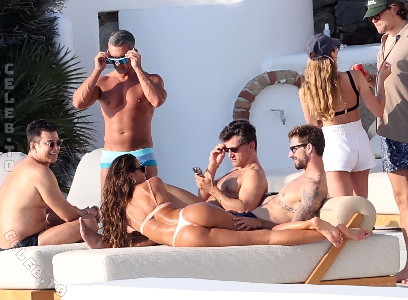 Izabel Goulart nude photo 15