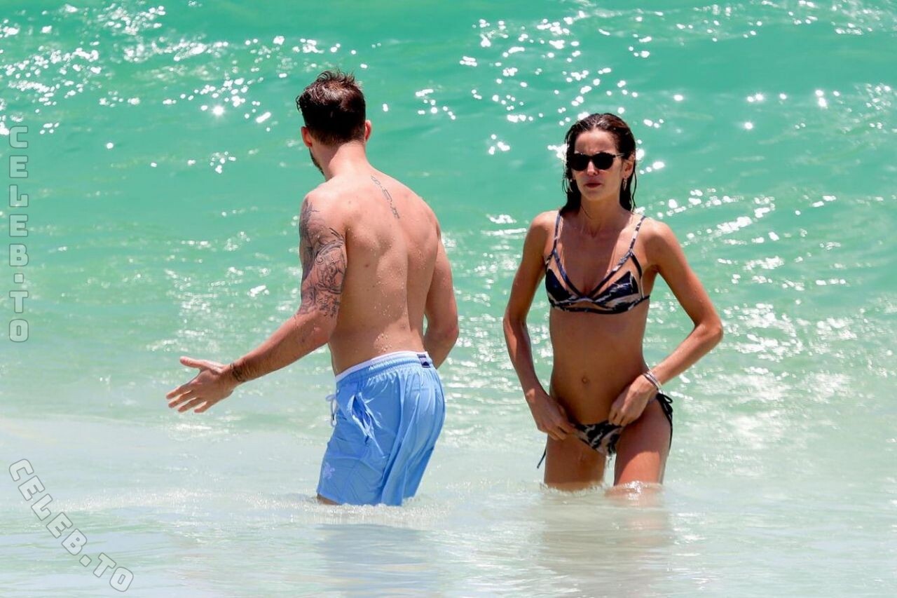 Izabel Goulart nude photo 4