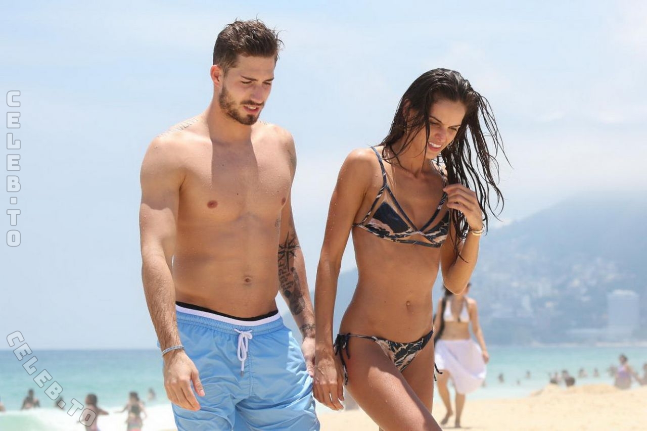 Izabel Goulart nude photo 6
