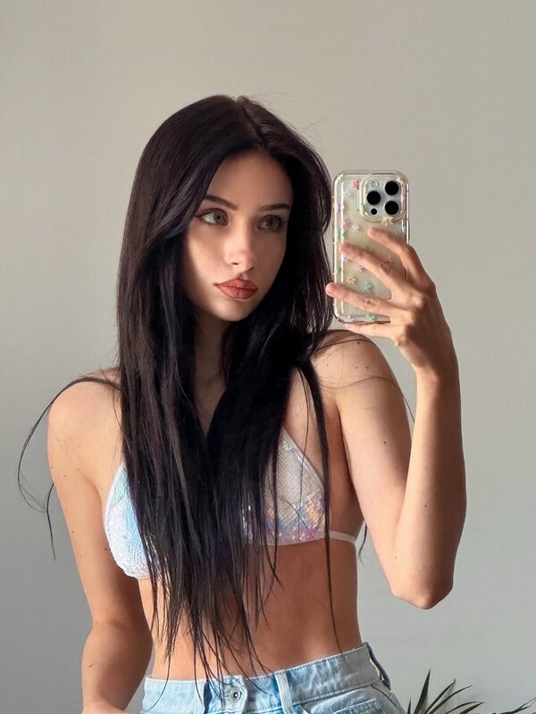 Izabell.tv nude photo 3