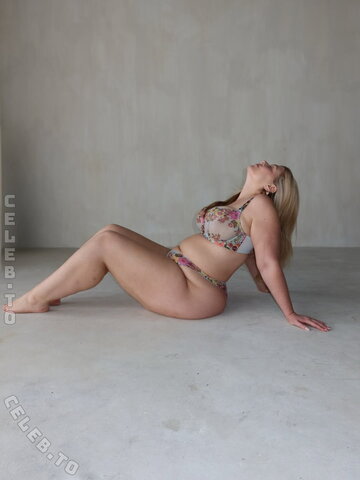 Izzy Nicholls nude photo 6