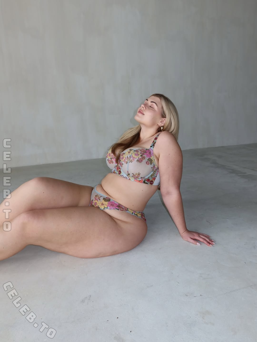 Izzy Nicholls nude photo 22
