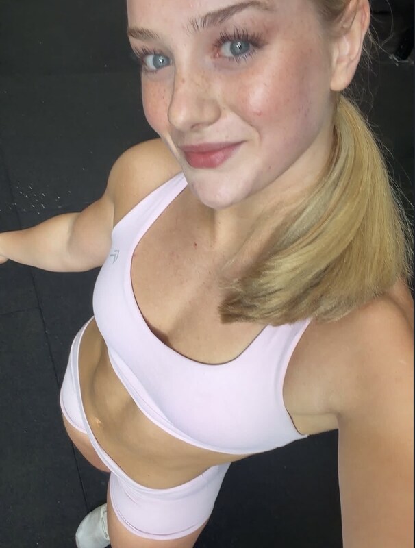 Izzymhjones nude photo 1