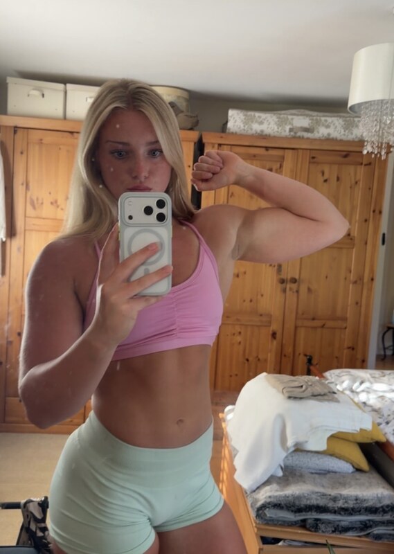Izzymhjones nude photo 3