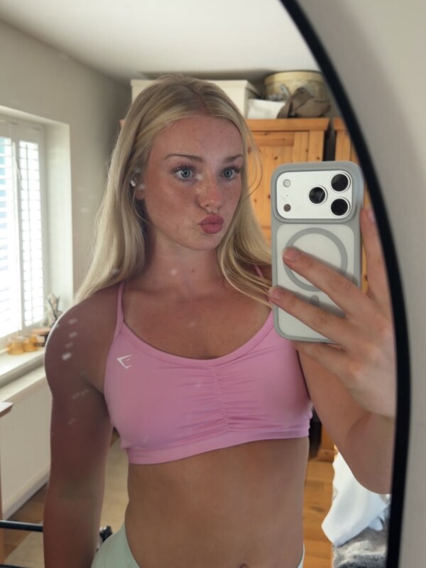 Izzymhjones nude photo 4