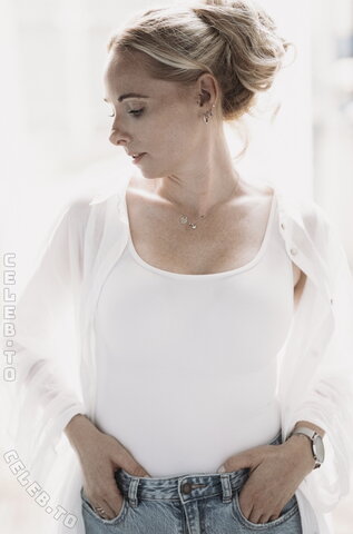 Jacqueline Sparrow Sexy (2 photos)