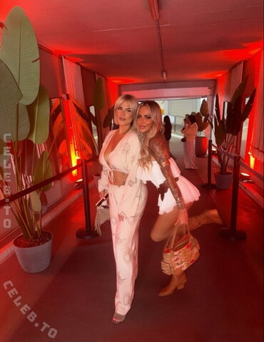 Jade Britani – With her enchanting girlfriend Maybe someone has more✌️