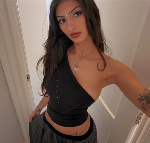 Jade Goveas nude photo 1
