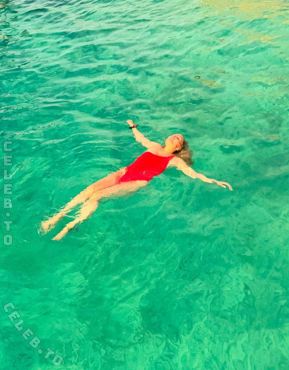 Janine Kunze nude photo 4