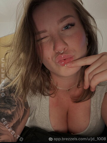 jd_exotic – How do you like my cleavage🙈