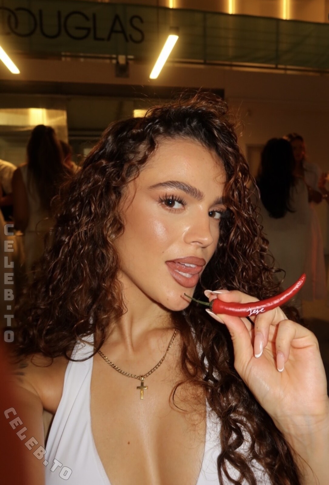 Jeje Lopes nude photo 2
