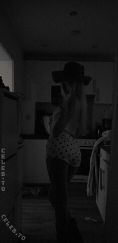 Jellina nude photo 12