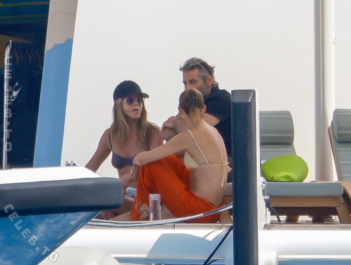 Jennifer Aniston nude photo 14