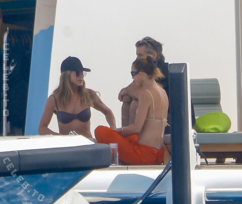 Jennifer Aniston nude photo 9