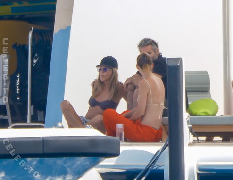 Jennifer Aniston nude photo 8