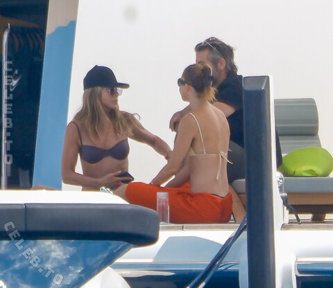 Jennifer Aniston nude photo 7
