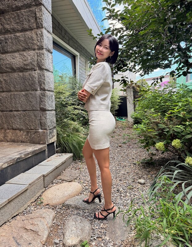 Jennifer Kim nude photo 2