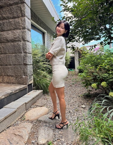Jennifer Kim nude photo 14