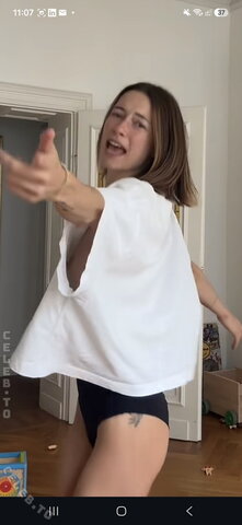 Jennifer Lange – Screenshot with nipple flash