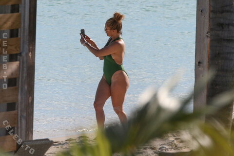 Jennifer Lopez nude photo 3