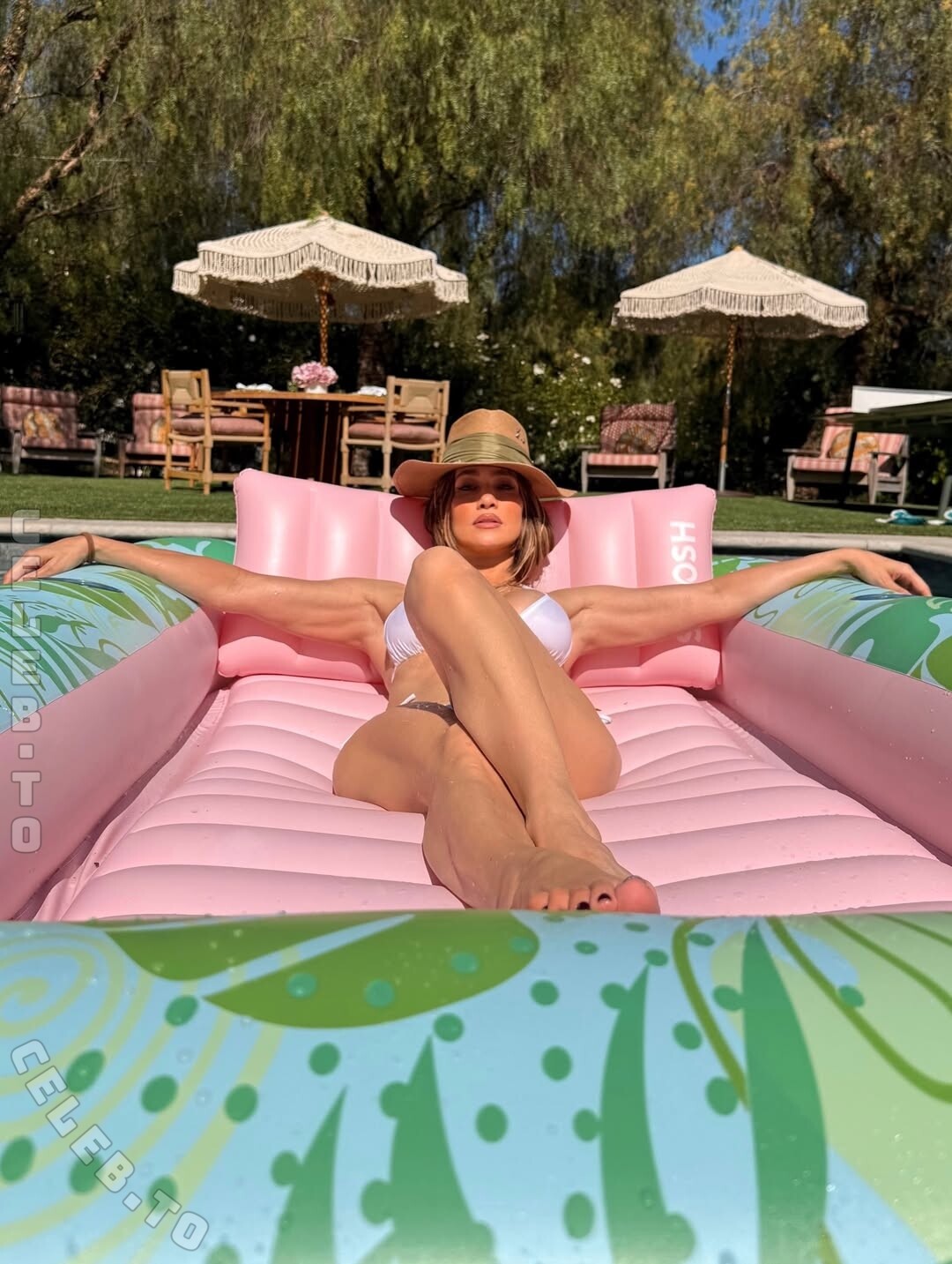 Jennifer Lopez nude photo 3