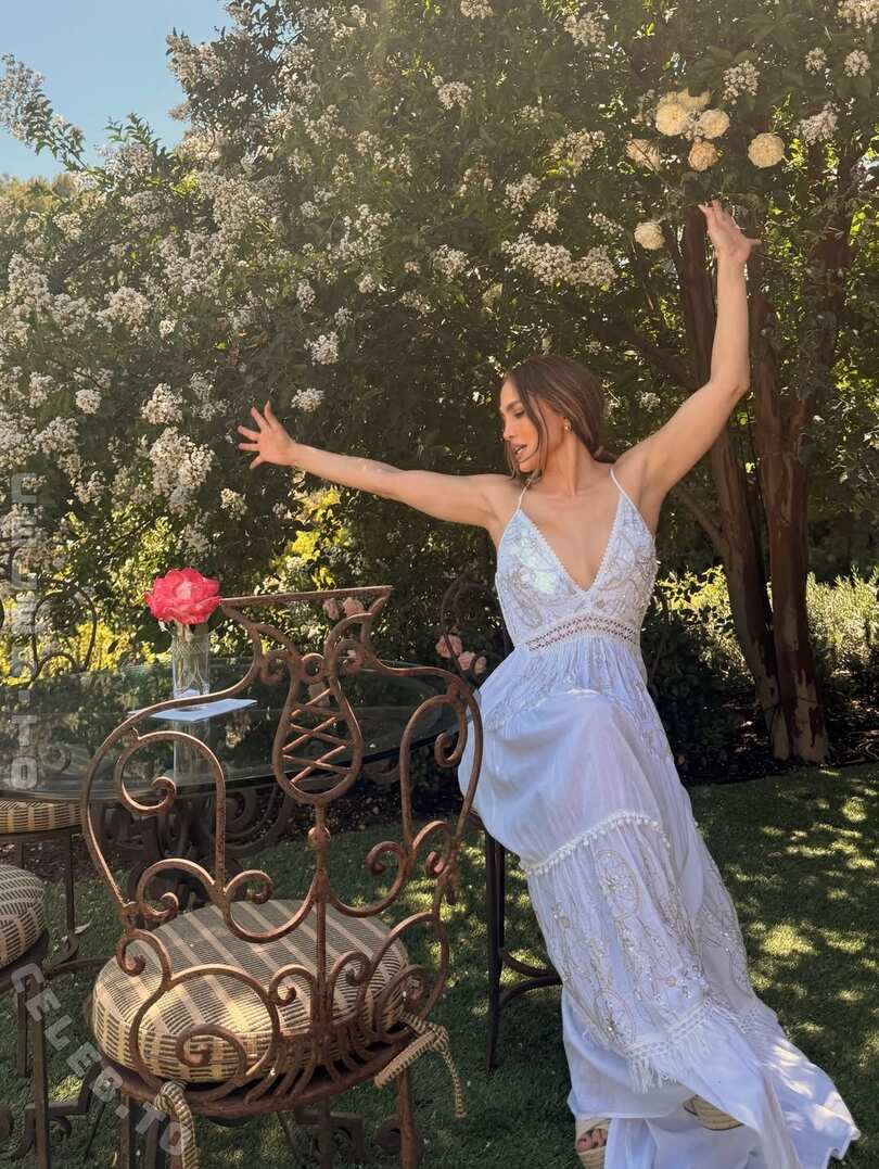Jennifer Lopez nude photo 4