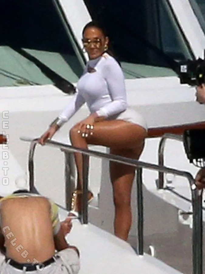 Jennifer Lopez nude photo 9