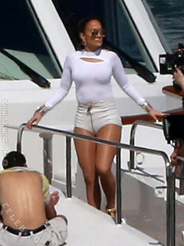 Jennifer Lopez nude photo 1