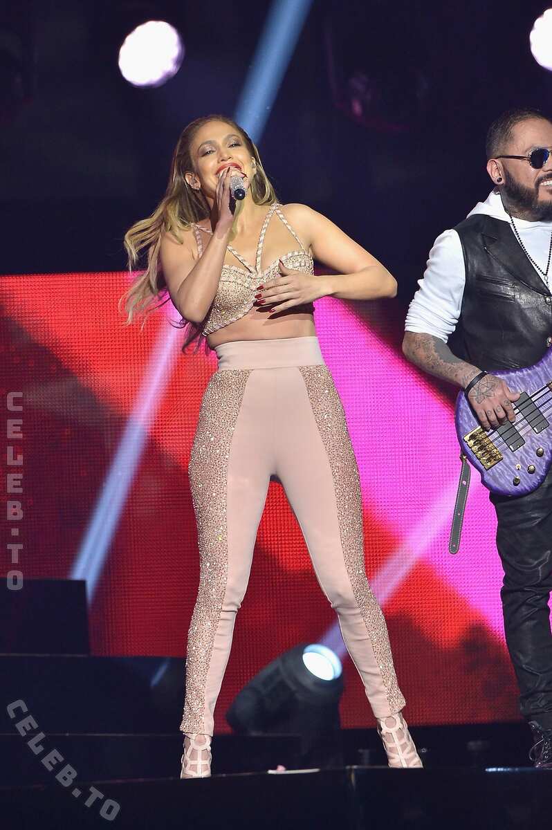 Jennifer Lopez nude photo 17
