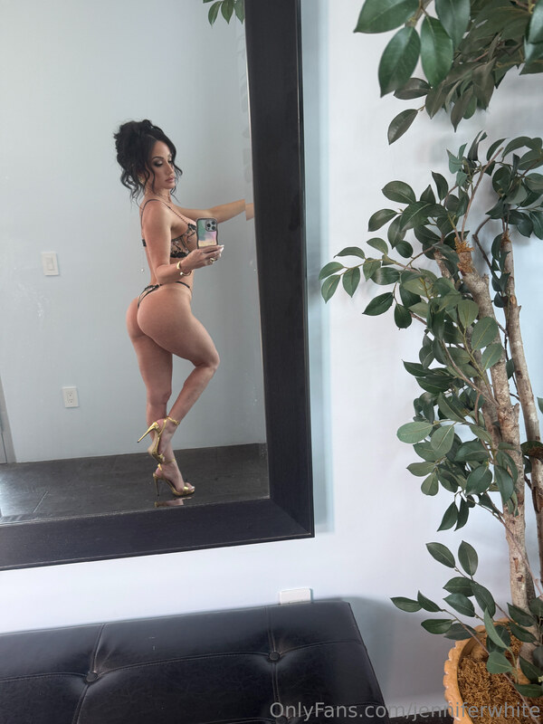 Jennifer White nude photo 1