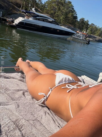 Jessica Gilljam nude photo 1