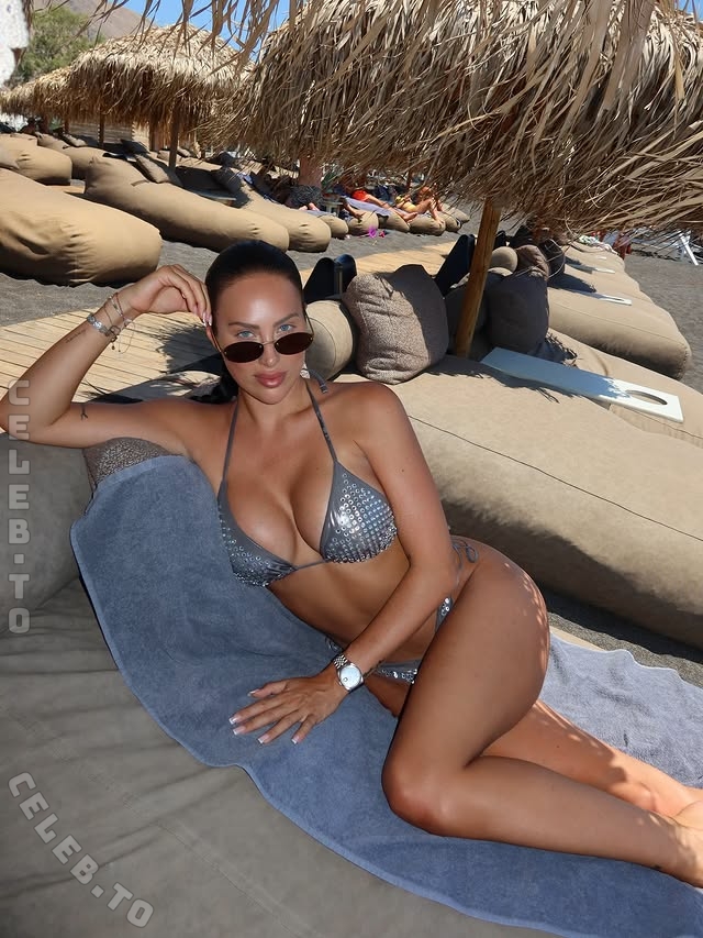 Jessica Hnatyk nude photo 3