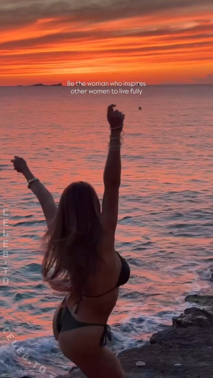 Jessica Paszka nude photo 7
