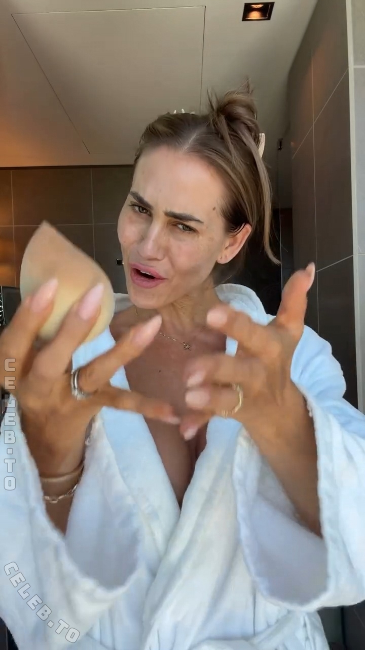 Jessica Paszka nude photo 7
