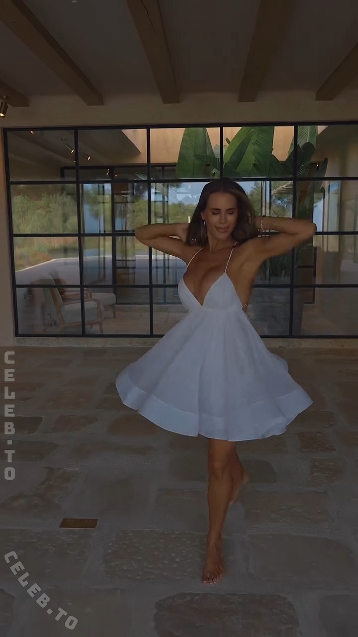 Jessica Paszka nude photo 4