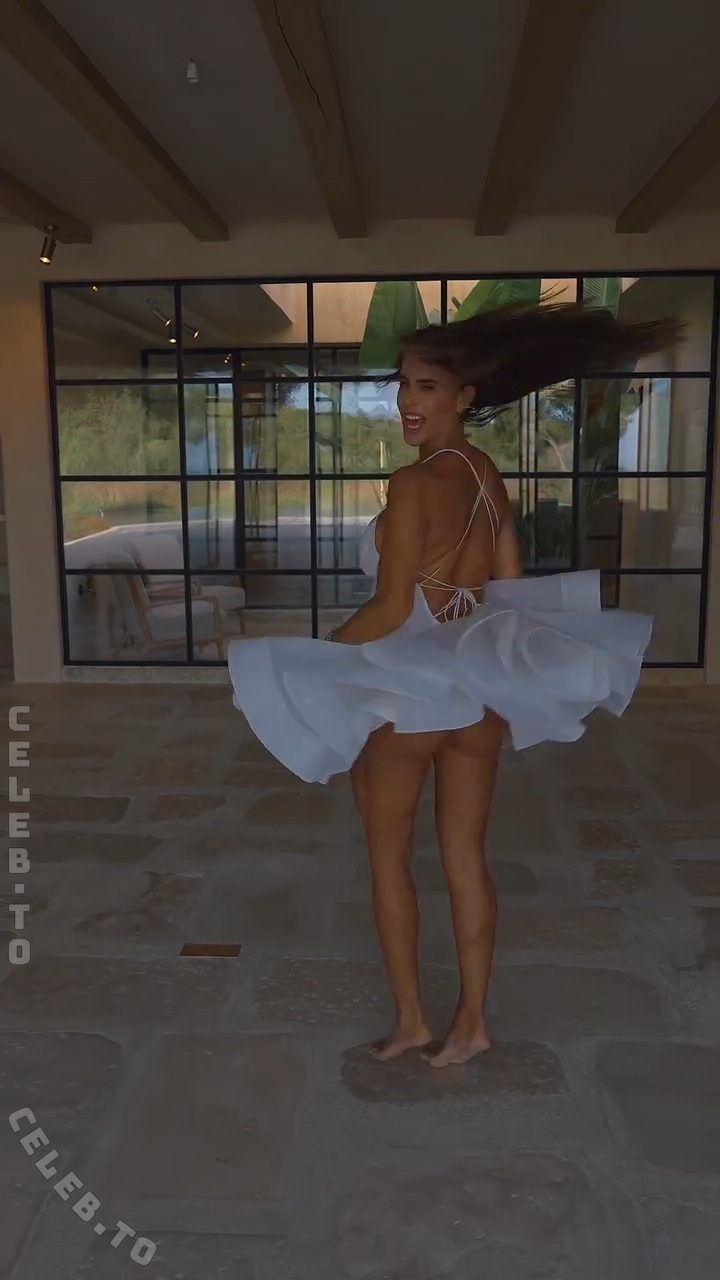 Jessica Paszka nude photo 5