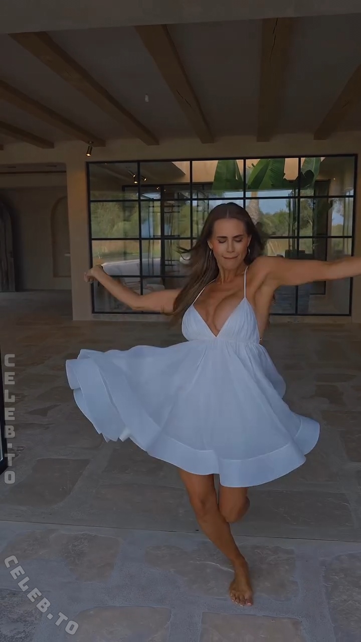 Jessica Paszka nude photo 11