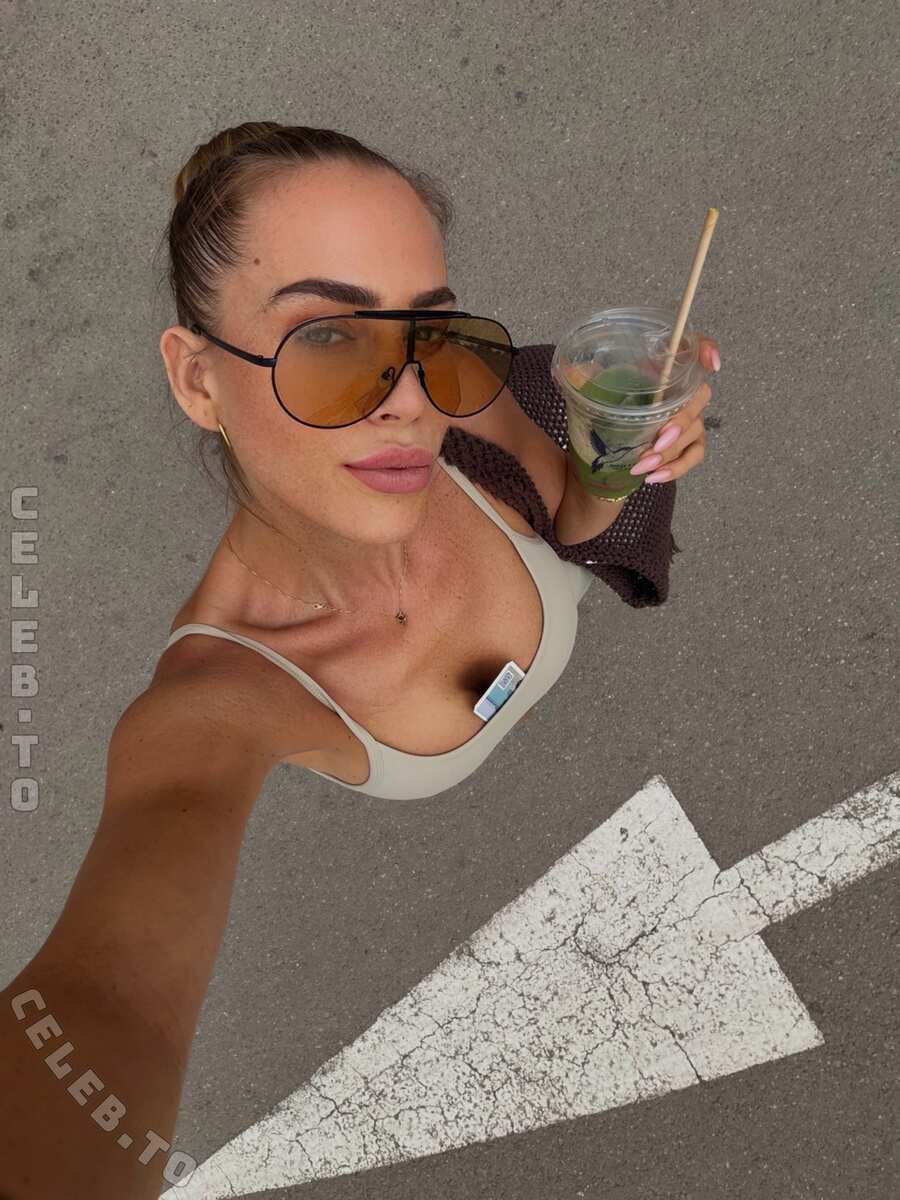 Jessica Paszka nude photo 2