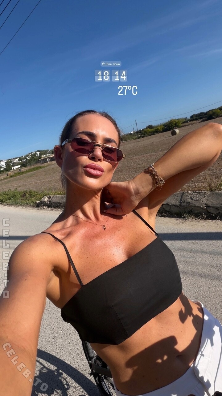 Jessica Paszka nude photo 2