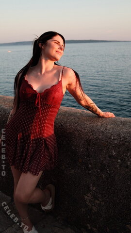 Joeel56 – The nipples can't even be hidden by the bra