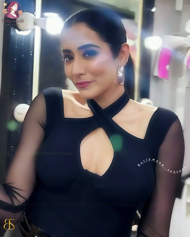 Jonita Gandhi nude photo 4