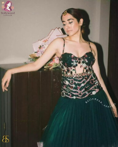 Jonita Gandhi nude photo 7