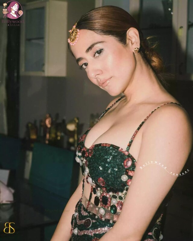 Jonita Gandhi nude photo 7