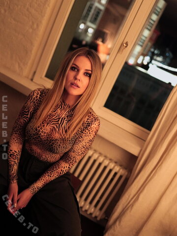 Josefin Bressel nude photo 13