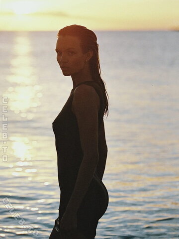Josephine Skriver nude photo 24