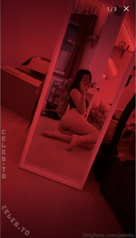 Jouerdis nude photo 2