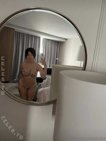 Jouerdis nude photo 9