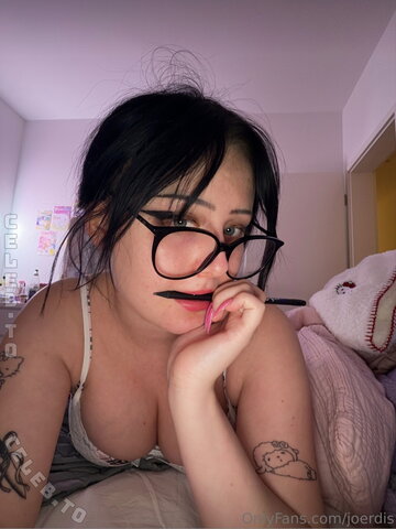 Jouerdis nude photo 3