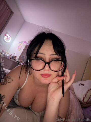 Jouerdis nude photo 2